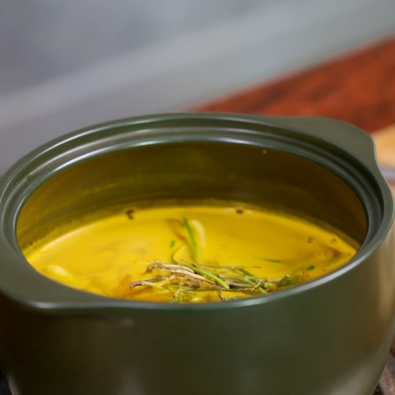 Bước 4 Nấu nước dùng nghệ tạo màu vàng óng Gà ủ muối hoa tiêu