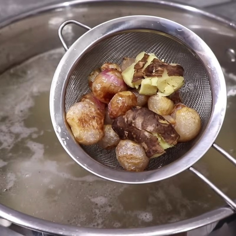 Bước 2 Nấu nước lèo và hầm lòng heo Cháo Quảng