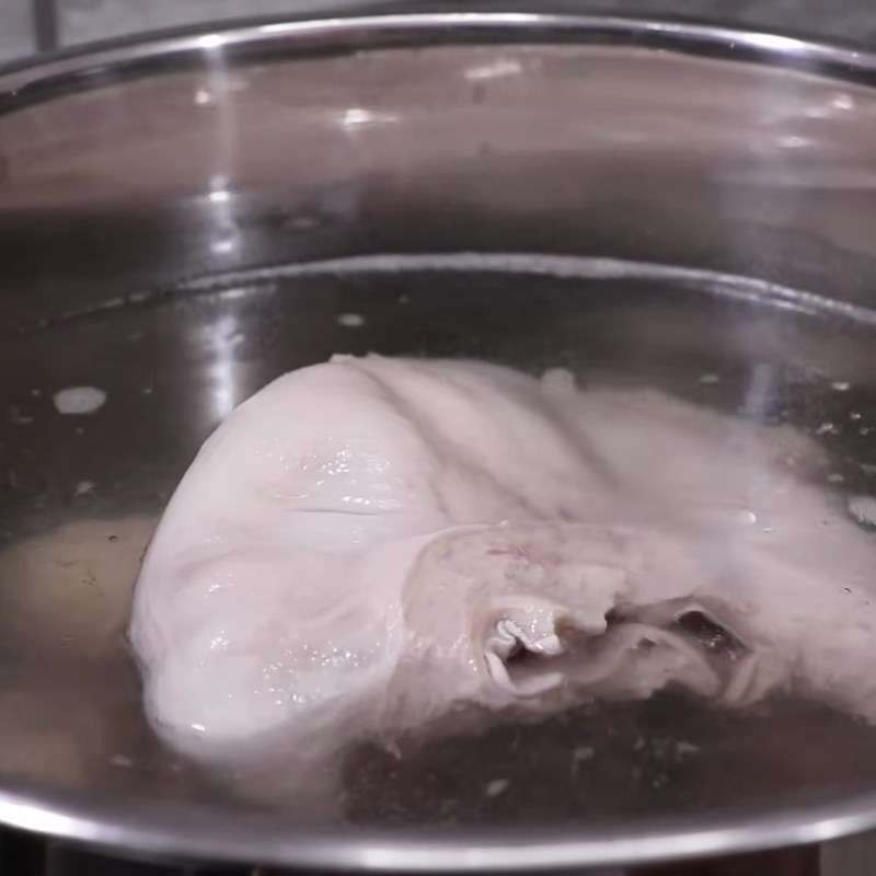 Bước 2 Nấu nước lèo và hầm lòng heo Cháo Quảng