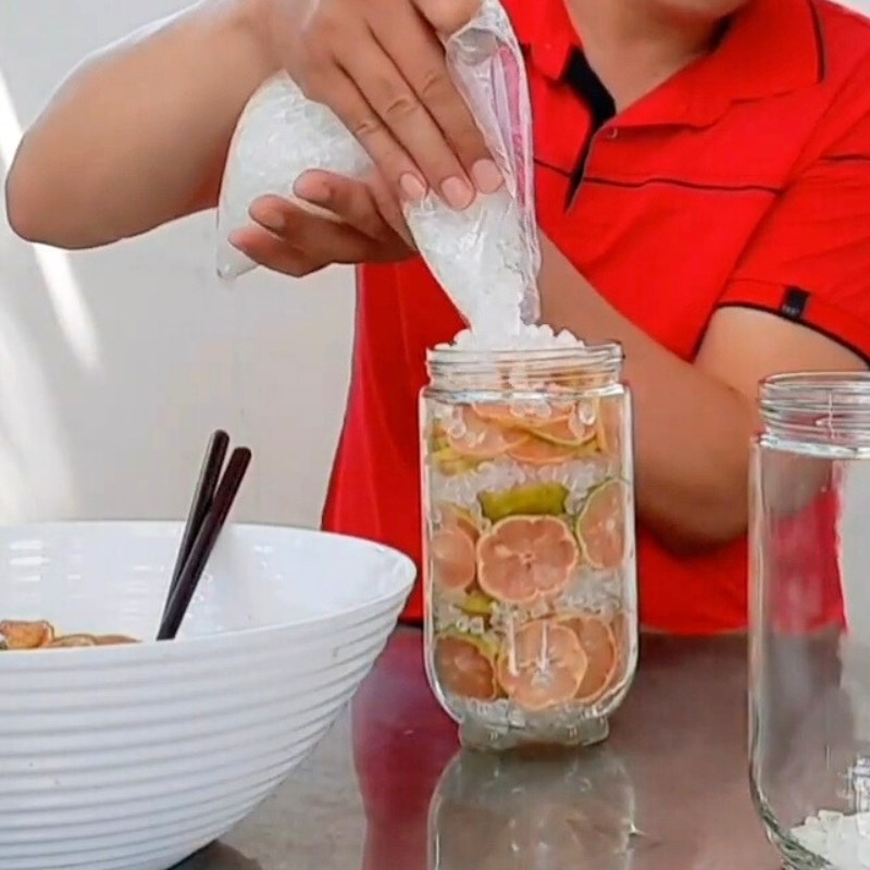 Bước 3 Ngâm chanh với đường phèn Chanh đào ngâm đường phèn