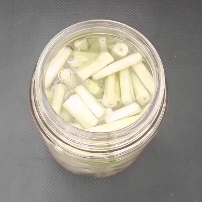 Bước 3 Ngâm sả lần 1 tinh dầu sả tại nhà