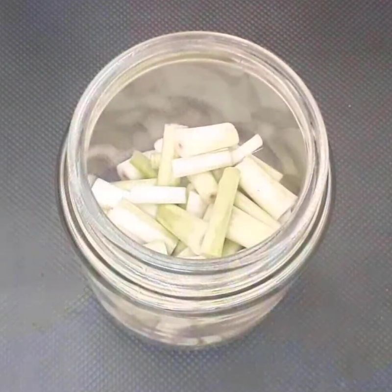 Bước 3 Ngâm sả lần 1 tinh dầu sả tại nhà