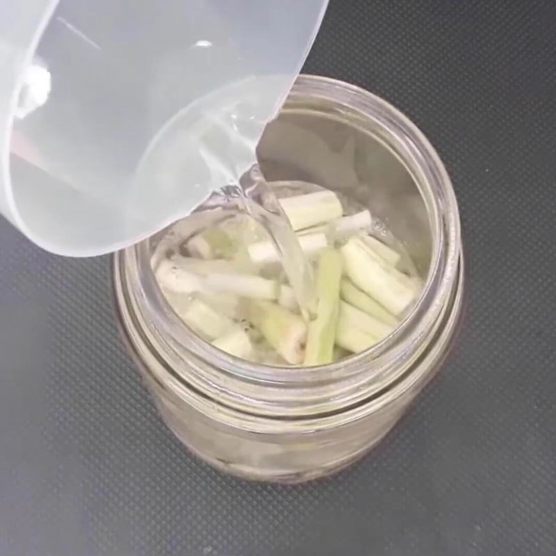 Bước 3 Ngâm sả lần 1 tinh dầu sả tại nhà