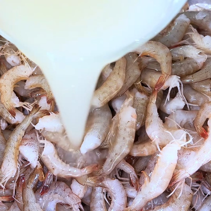 Bước 2 Ngâm tép với hỗn hợp rượu khử mùi Mắm tép chua
