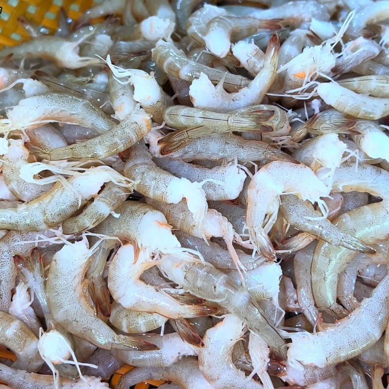 Bước 2 Ngâm tép với hỗn hợp rượu khử mùi Mắm tép chua