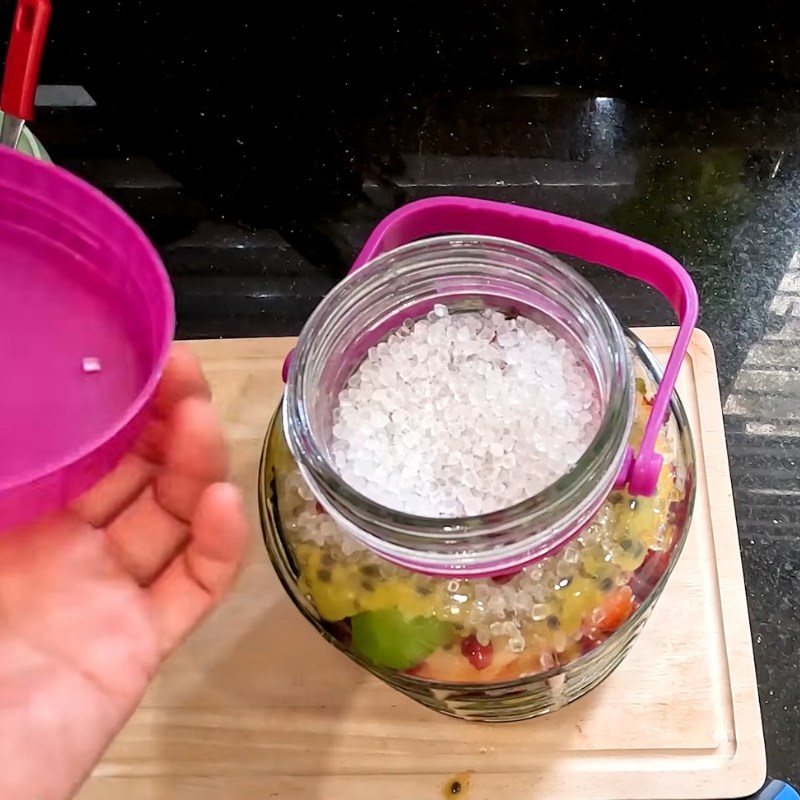 Bước 2 Ngâm trái cây với đường phèn Nước trái cây lên men