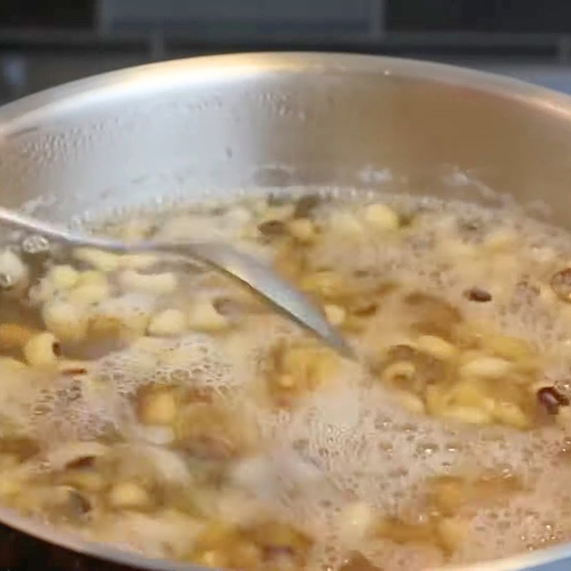 Bước 1 Ngâm và luộc đậu trắng đúng cách Chè đậu trắng nước cốt dừa