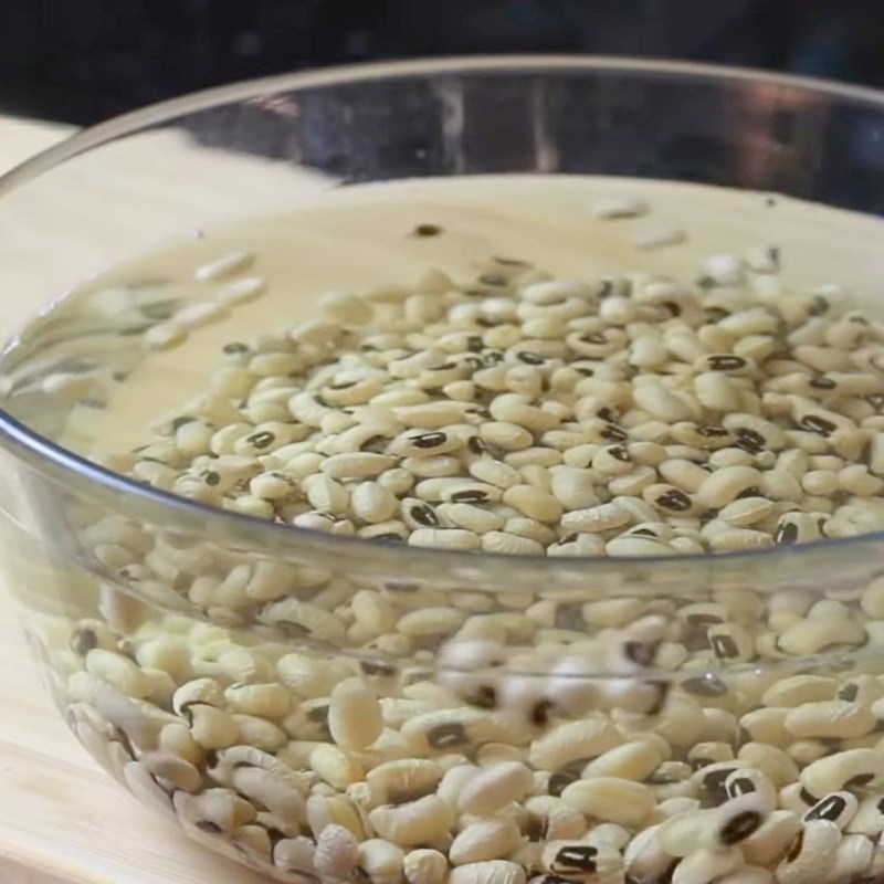 Bước 1 Ngâm và luộc đậu trắng đúng cách Chè đậu trắng nước cốt dừa