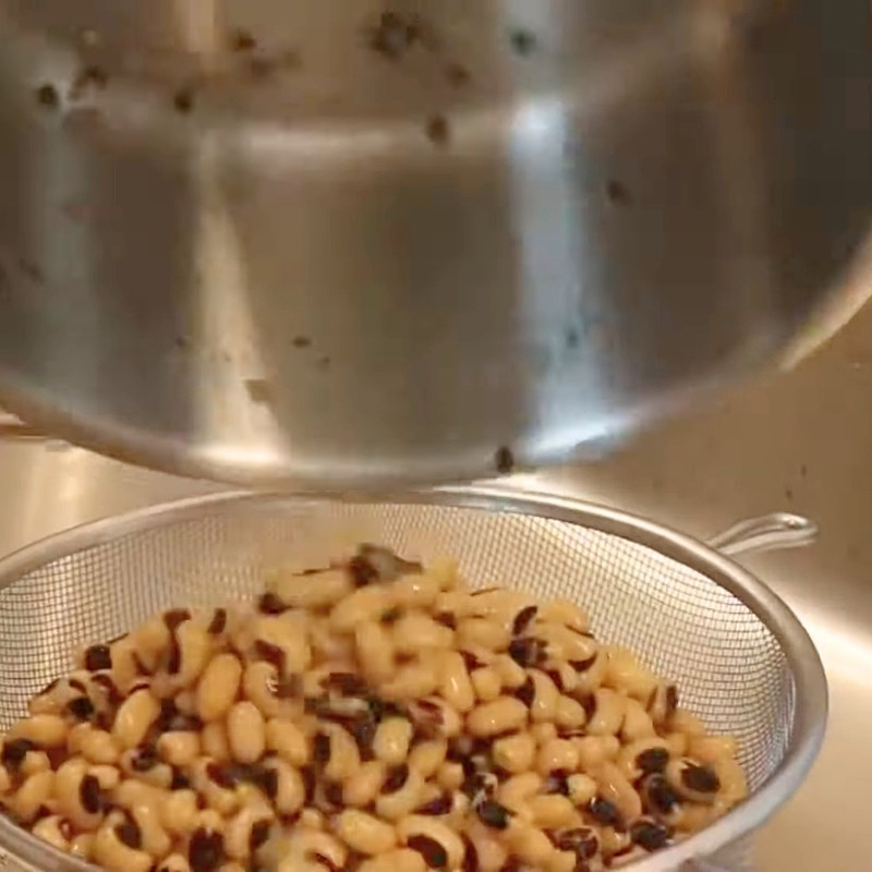 Bước 1 Ngâm và luộc đậu trắng đúng cách Chè đậu trắng nước cốt dừa