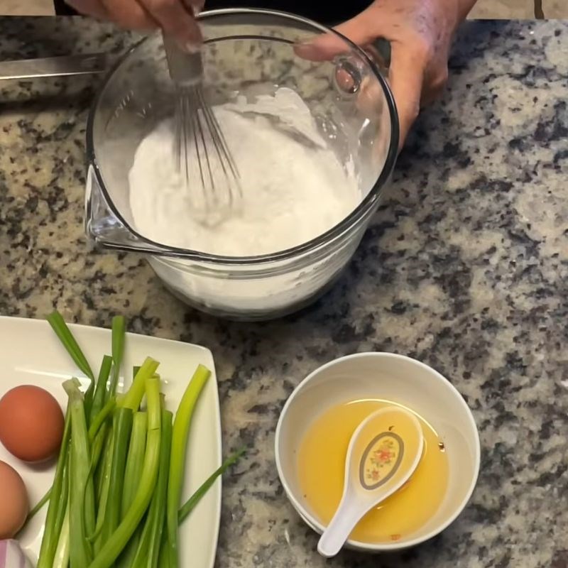 Bước 1 Pha bột làm bánh cuốn mềm mượt bánh cuốn quảng đông
