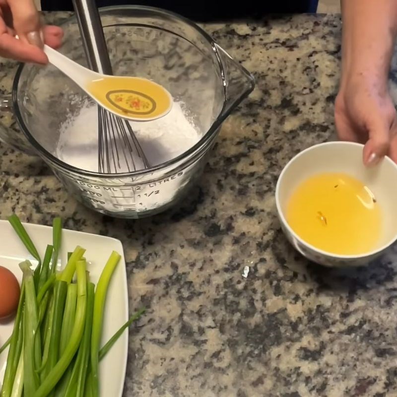 Bước 1 Pha bột làm bánh cuốn mềm mượt bánh cuốn quảng đông