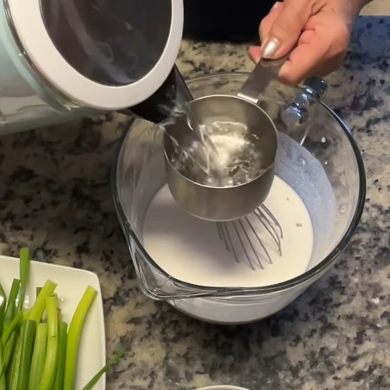 Bước 1 Pha bột làm bánh cuốn mềm mượt bánh cuốn quảng đông