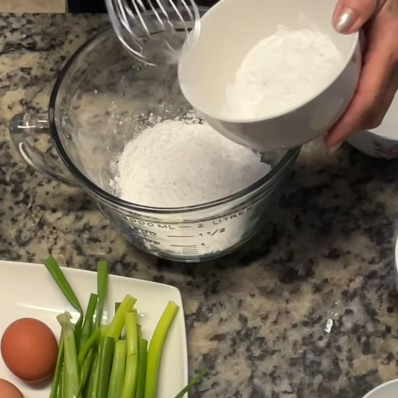 Bước 1 Pha bột làm bánh cuốn mềm mượt bánh cuốn quảng đông