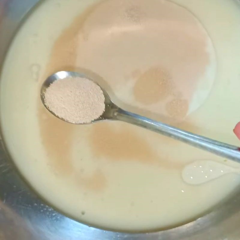 Bước 2 Pha bột vỏ bánh bao bánh bao nhân trứng muối