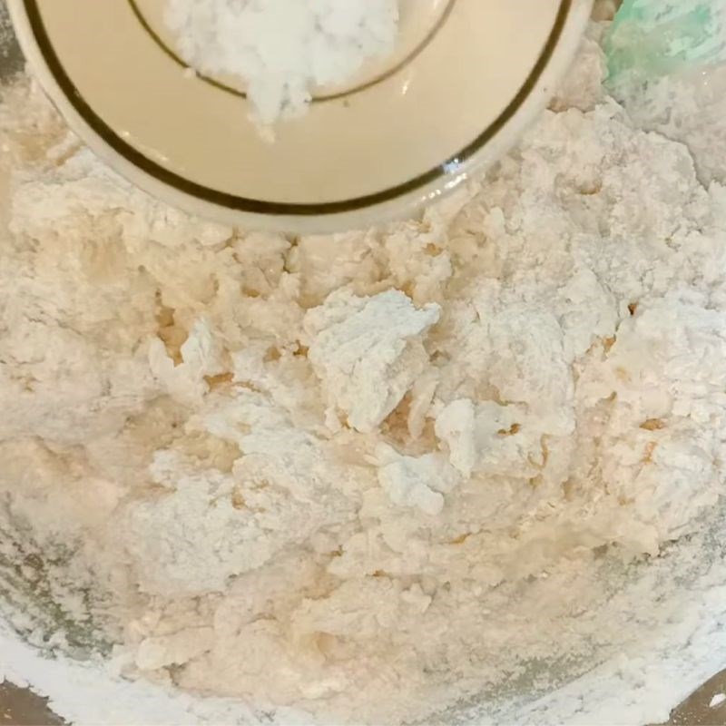 Bước 2 Pha bột vỏ bánh bao bánh bao nhân trứng muối