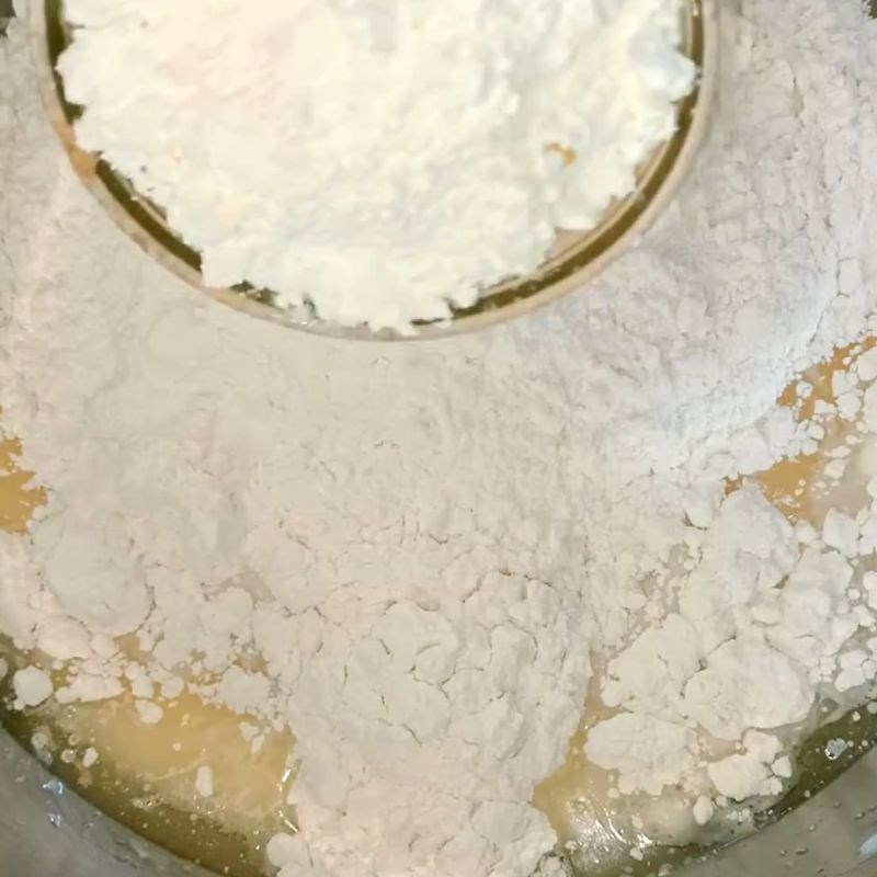 Bước 2 Pha bột vỏ bánh bao bánh bao nhân trứng muối