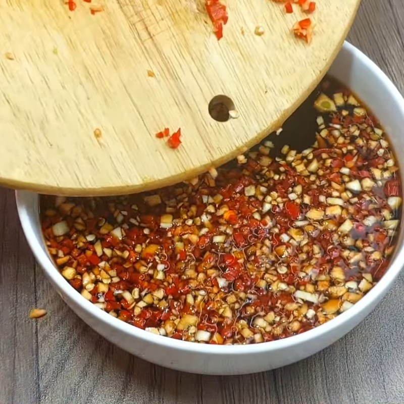 Bước 2 Pha chế hỗn hợp nước tương ăn bún Nước tương tỏi ớt ăn bún