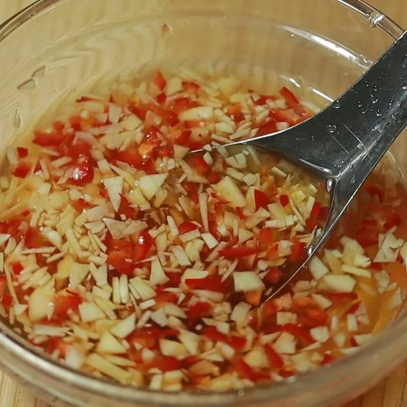 Bước 3 Pha nước chấm chua ngọt thịt hấp nồi cơm