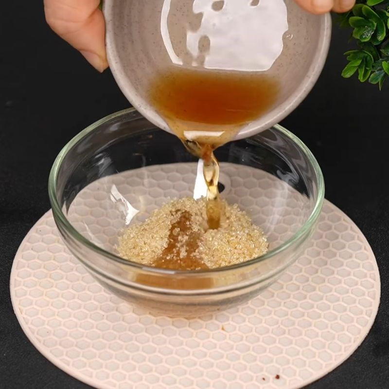 Bước 4 Pha nước chấm thần thánh nem chua rán