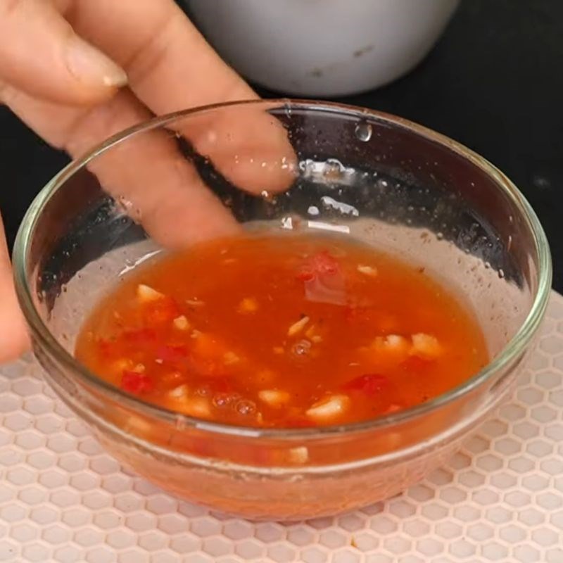 Bước 4 Pha nước chấm thần thánh nem chua rán