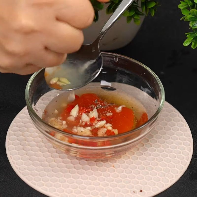 Bước 4 Pha nước chấm thần thánh nem chua rán