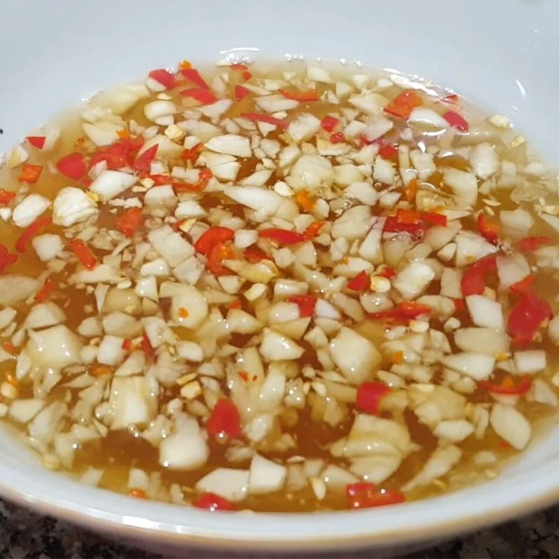 Bước 5 Pha nước mắm chua ngọt chuẩn vị bún bò trộn