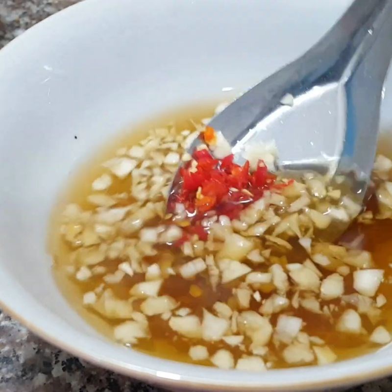 Bước 5 Pha nước mắm chua ngọt chuẩn vị bún bò trộn