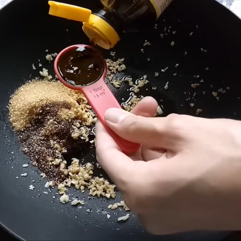 Bước 2 Pha nước sốt đậm đà Cá diêu hồng hấp hành gừng