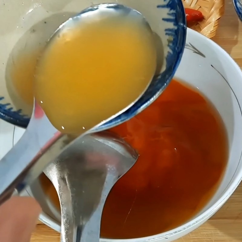 Bước 3 Pha nước sốt trộn gỏi chua ngọt Gỏi bò rau má