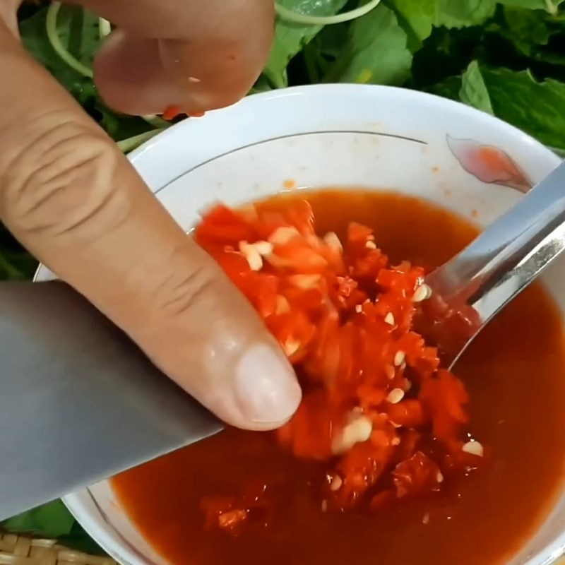 Bước 3 Pha nước sốt trộn gỏi chua ngọt Gỏi bò rau má