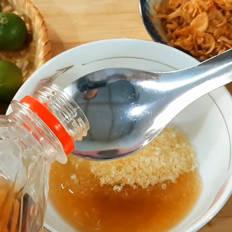 Bước 3 Pha nước sốt trộn gỏi chua ngọt Gỏi bò rau má