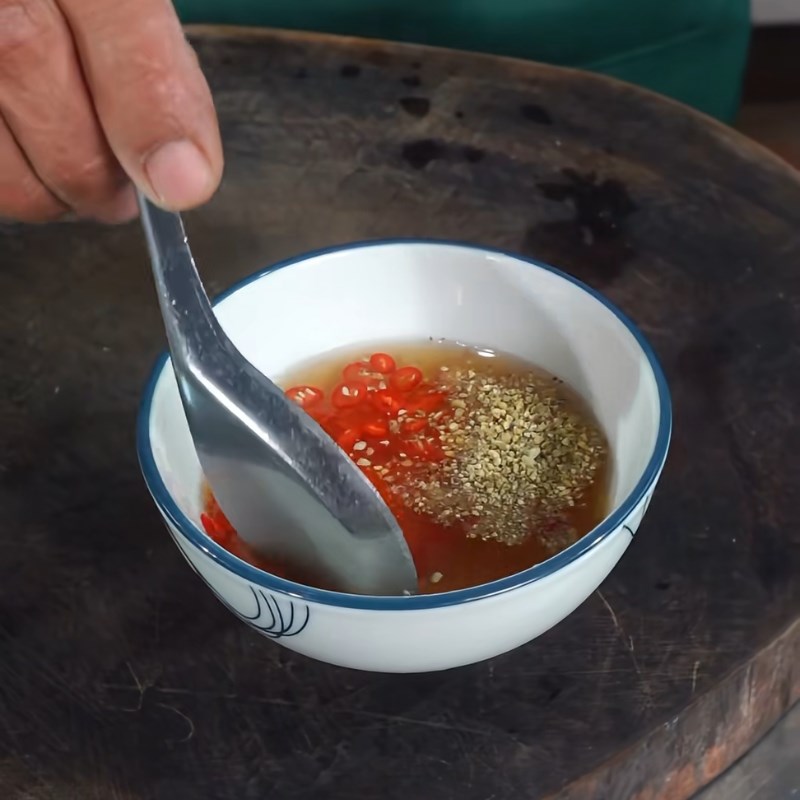 Bước 2 Pha nước sốt trộn nộm gà xé phay Nộm gà hoa chuối