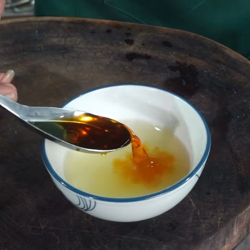 Bước 2 Pha nước sốt trộn nộm gà xé phay Nộm gà hoa chuối