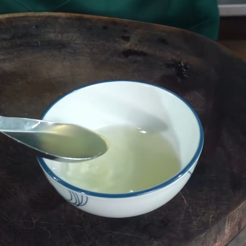 Bước 2 Pha nước sốt trộn nộm gà xé phay Nộm gà hoa chuối