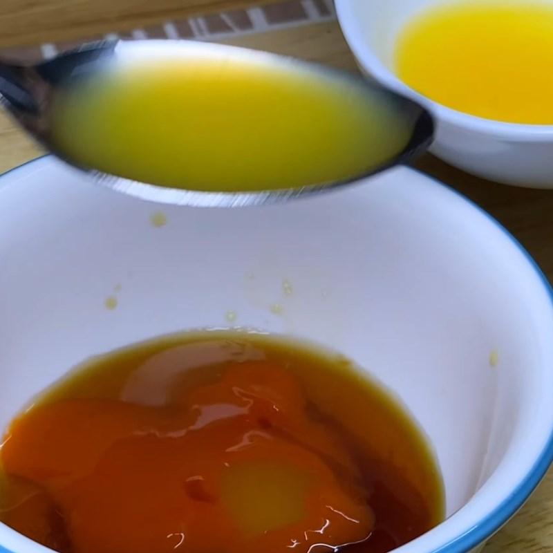 Bước 3 Pha nước sốt và cắt lá chanh Đùi gà sốt chua ngọt