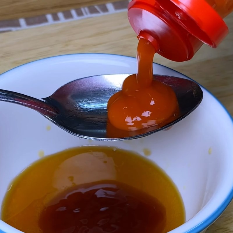 Bước 3 Pha nước sốt và cắt lá chanh Đùi gà sốt chua ngọt