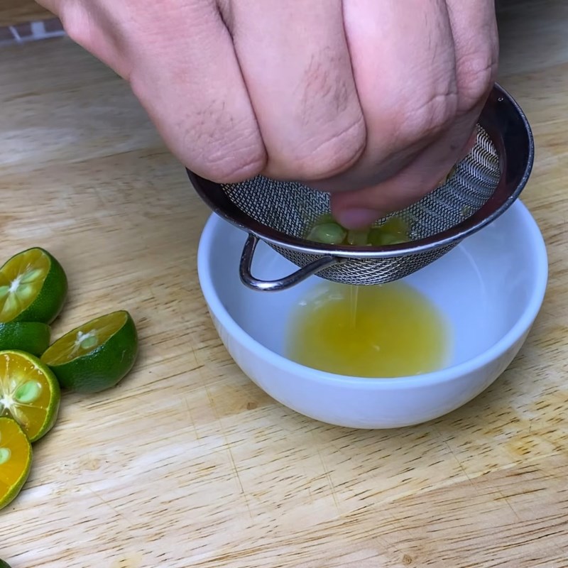 Bước 3 Pha nước sốt và cắt lá chanh Đùi gà sốt chua ngọt