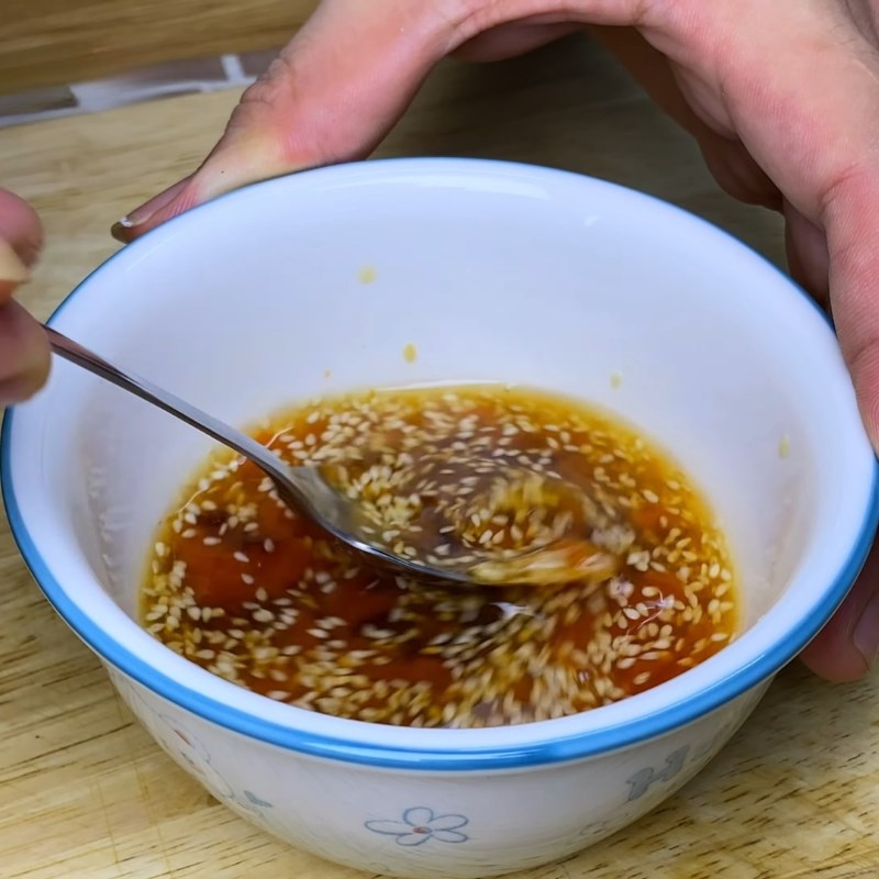 Bước 3 Pha nước sốt và cắt lá chanh Đùi gà sốt chua ngọt