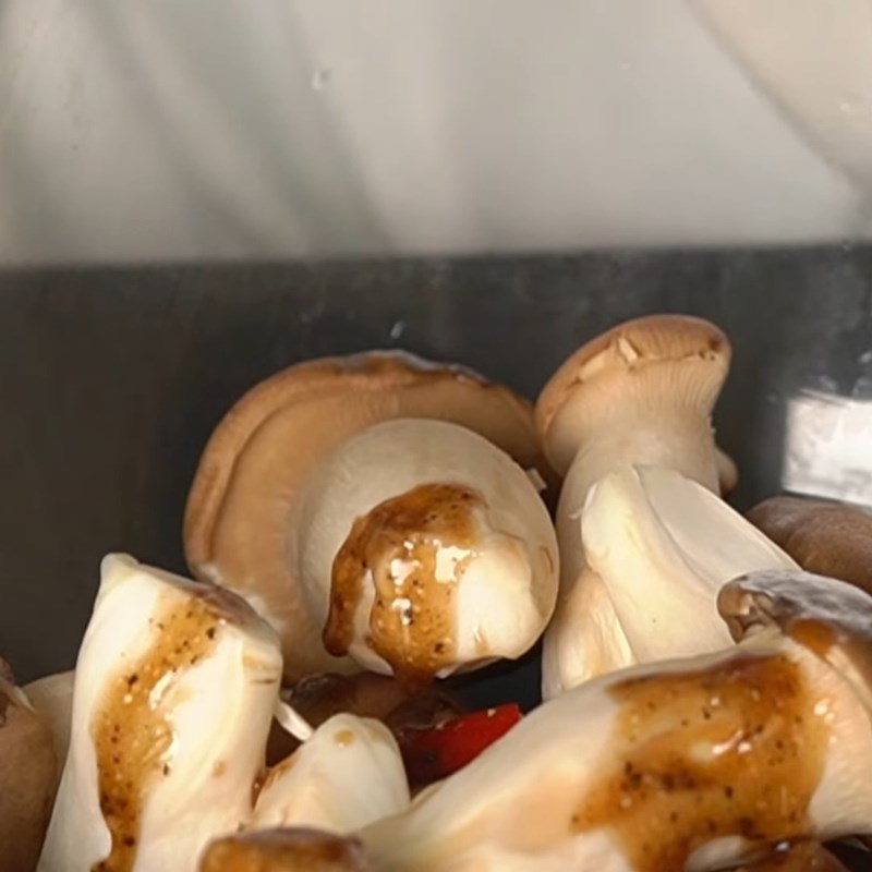 Bước 2 Pha nước sốt và ướp nấm chuẩn vị Nấm kho nước tương