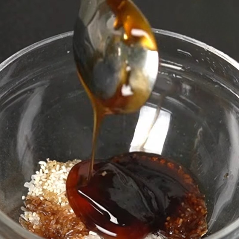 Bước 2 Pha nước sốt và ướp nấm chuẩn vị Nấm kho nước tương