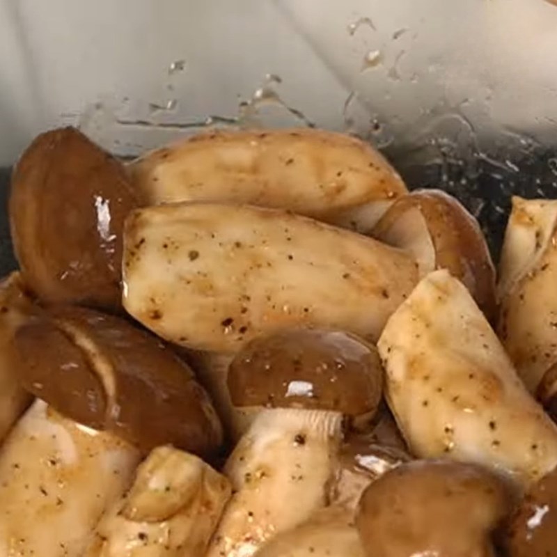 Bước 2 Pha nước sốt và ướp nấm chuẩn vị Nấm kho nước tương