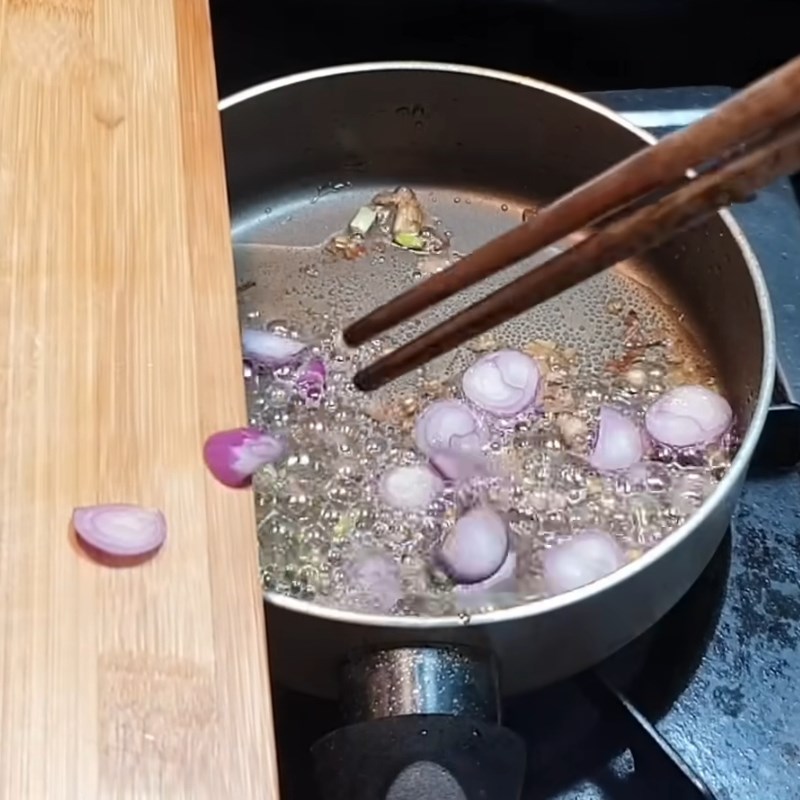 Bước 3 Phi thơm hành tím và gốc hành lá Kho quẹt thịt ba rọi