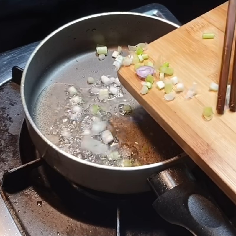 Bước 3 Phi thơm hành tím và gốc hành lá Kho quẹt thịt ba rọi