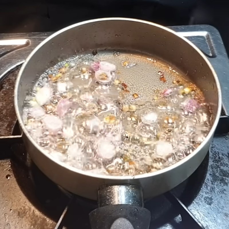 Bước 3 Phi thơm hành tím và gốc hành lá Kho quẹt thịt ba rọi