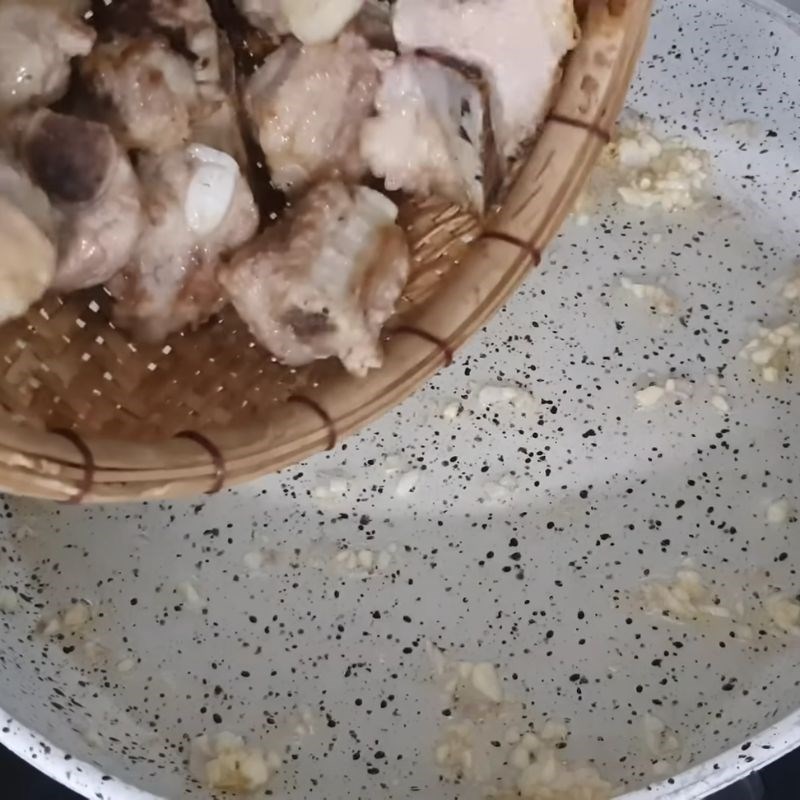 Bước 4 Phi thơm hành tỏi và xào sườn sườn kho chua ngọt