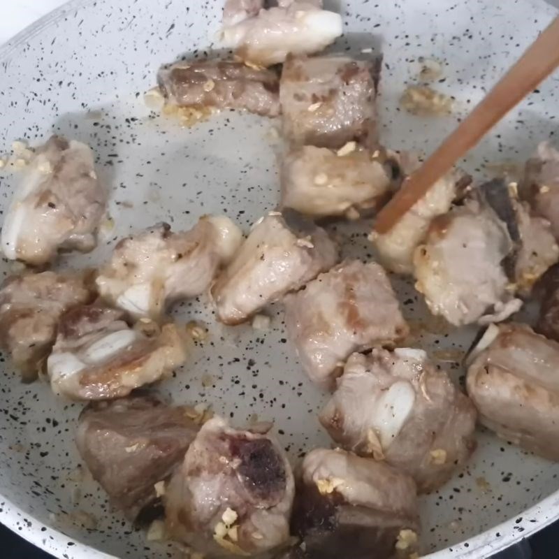 Bước 4 Phi thơm hành tỏi và xào sườn sườn kho chua ngọt