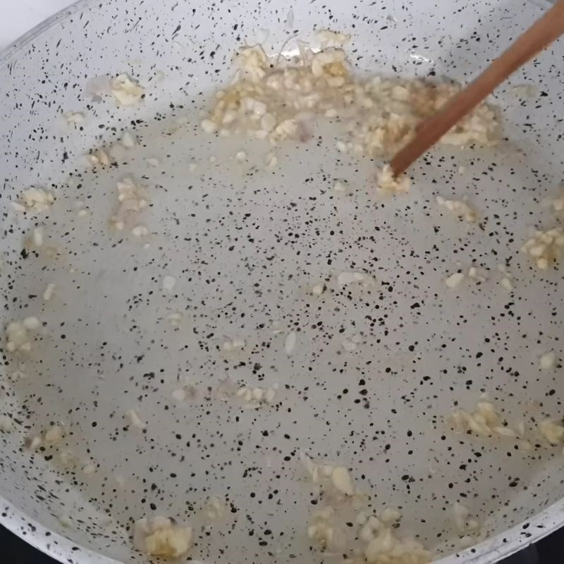 Bước 4 Phi thơm hành tỏi và xào sườn sườn kho chua ngọt