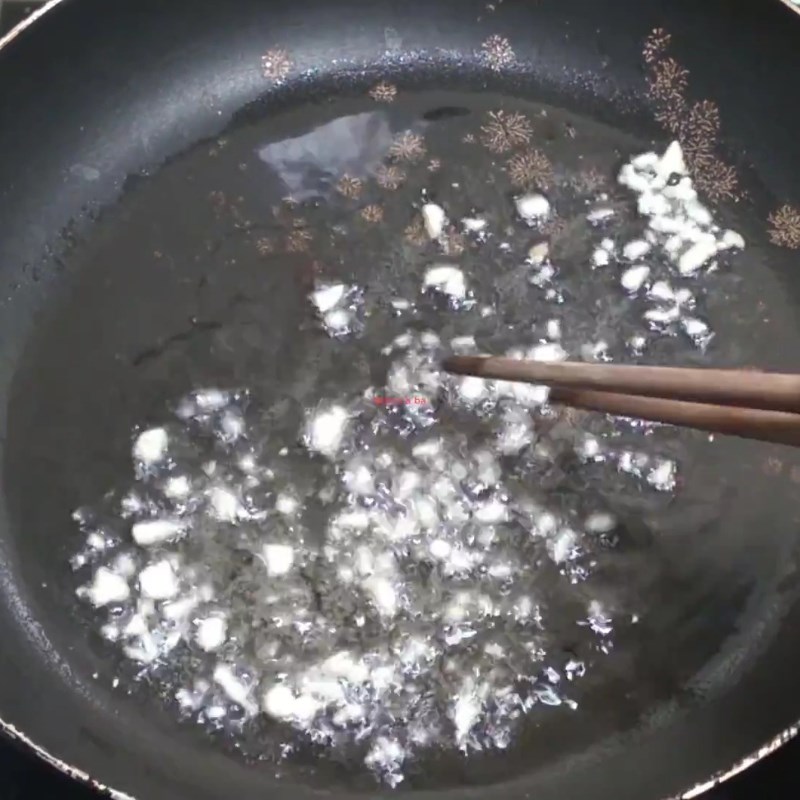 Bước 1 Phi thơm tỏi Da trâu xào sả ớt