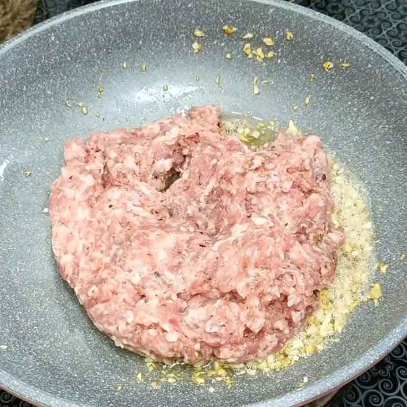 Bước 3 Phi tỏi và xào thịt băm làm topping hủ tiếu Thái Lan