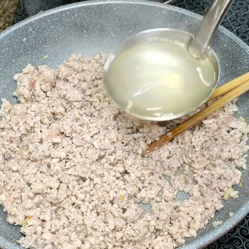 Bước 3 Phi tỏi và xào thịt băm làm topping hủ tiếu Thái Lan